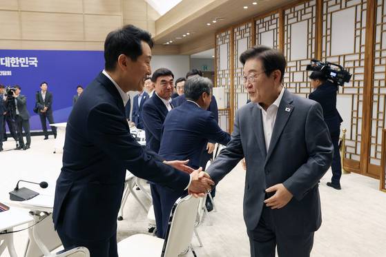 이재명 대통령은 1일 용산 대통령실에서 ‘전국 시·도지사 간담회’를 개최하고 “새로운 정부는 대한민국의 지속적인 성장·발전을 위해 균형 발전이 지방에 대한 배려나 시혜가 아니라 생존 전략이다”라고 말했다. 이날 이 대통령과 오세훈 서울시장이 악수하고 있다. [사진 대통령실사진기자단]