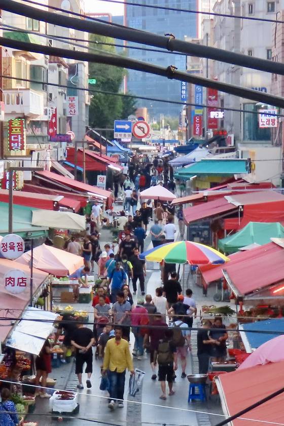 경기도 안산시 단원구 다문화음식거리 시장. 낮 근무를 마치고 퇴근하고, 밤 근무를 위해 출근하고 있는 외국인근로자와 상인, 거주자가 뒤섞여 있다. 안산시는 2023년 기준 외국인(10만 8000여명)이 가장 많이 거주하는 지역이다. 김홍준 기자