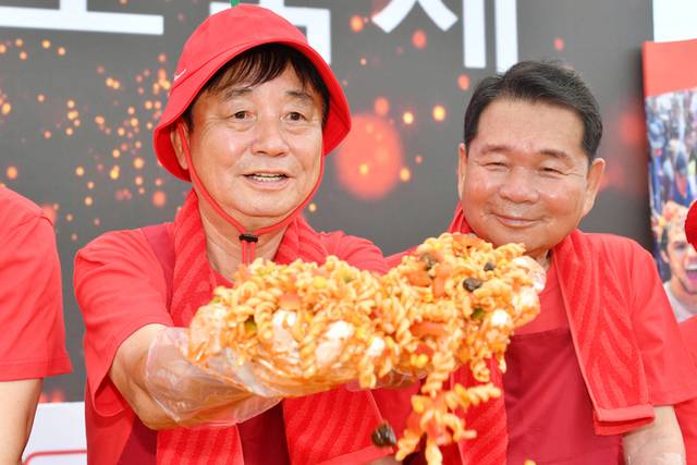 ▲ 2025 화천토마토축제가 펼쳐지고 있는 2일 사내면 일원의 축제장을 관광객들이 축제 프로그램중 하나로 마련한 ‘오뚜기와 함께 하는 천인의 식탁’에 참여해 파스타를 맛보고 있다. 이번 ‘천인의 식탁’ 행사에는 최문순 화천군수와 신경호 도교육감을 비롯한 지역 군부대와 사회단체 관계자들이 참가했다.