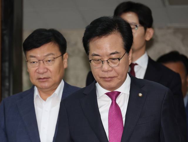 ▲ 국민의힘 송언석 비상대책위원장 겸 원내대표가 1일 서울 여의도 국회에서 열린 원내대책회의에 참석하고 있다. 연합뉴스