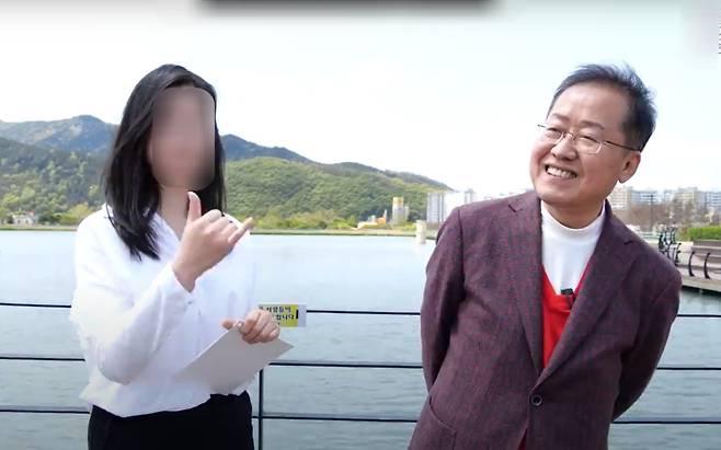 2020년 4월 지역 일간지 김 모 씨가 진행하는 지역 일간지 유튜브 채널에 출연한 홍준표 전 대구시장.