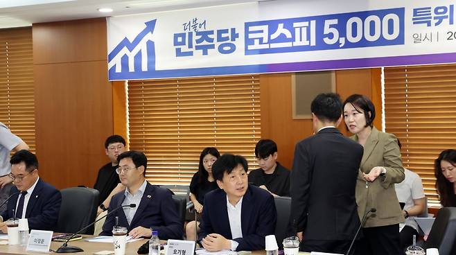오기형 더불어민주당 코스피 5,000 특위 위원장과 위원들이 29일 서울 여의도 한국거래소에서 열린 현장간담회에 앞서 대화를 하고 있다. 2025.7.29/뉴스1