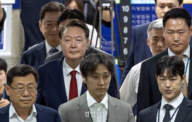 윤석열 전 대통령이 지난달 9일 서울 서초구 서울중앙지방법원에서 열린 2차 구속 전 피의자 심문(영장실질심사)을 마친 뒤 서울구치소로 향하고 있다. 문재원 기자