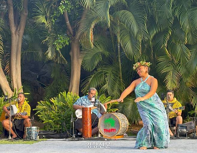 힐튼 하와이언 빌리지 와이키키 비치 리조트의 루아우 공연.