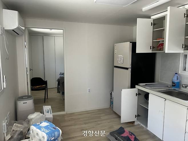 경북 영양군 석보면 화매리에 설치된 임시주택. 좁은 공간에 창문도 작아 사람이 살기 불편해 보인다. 윤지원 기자