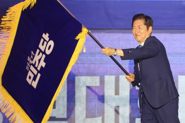 더불어민주당 정청래 신임 당대표가 2일 고양 킨텍스에서 열린 전국당원대회에서 당대표직 수락연설을 하고 있다. 연합뉴스