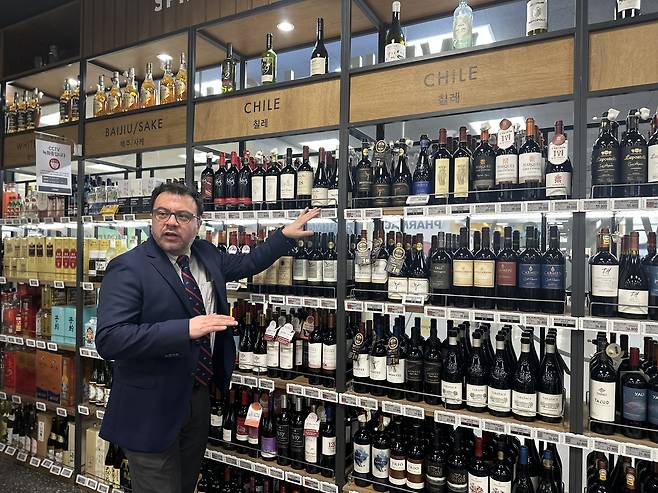 Chile’s Vice Minister of Agriculture Alan Espinosa-Ortiz introduces his country's wine on display at Emart's Yongsan branch in central Seoul during an interview with the Korea JoongAng Daily on July 29. [SEO JI-EUN]