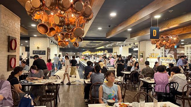 Ashley Queens in Songpa District, southern Seoul, is crowded with diners. [WOO JI-WON]