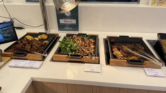 Additional dishes, including water parsley pork belly, offered at Shabu Allday in Songpa District, southern Seoul [WOO JI-WON]