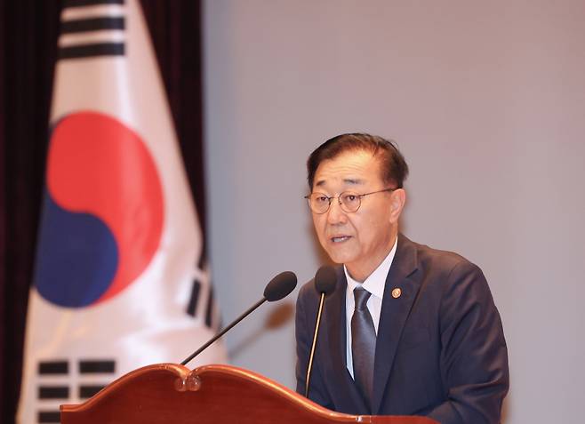 김윤덕 신임 국토교통부 장관이 지난 달 정부세종청사 대강당에서 열린 취임식에서 취임사를 하고 있다. 연합뉴스