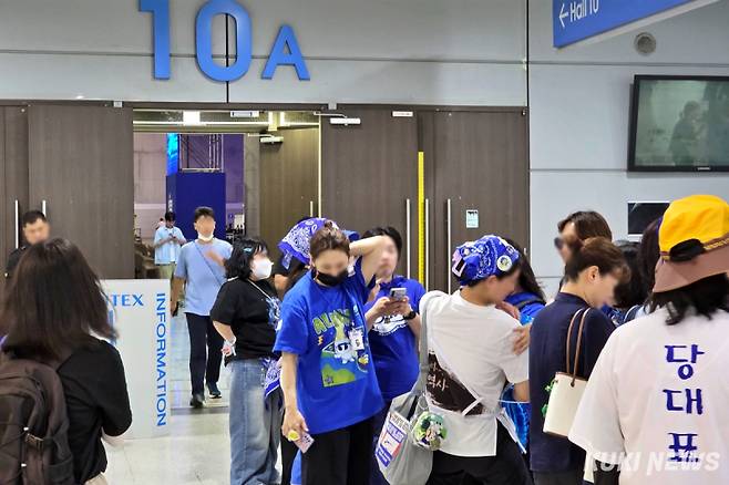 2일 더불어민주당 전당대회가 열리는 경기 고양 킨텍스에 오전부터 당원들이 입장을 위해 줄지어 기다리고 있다. 김건주 기자