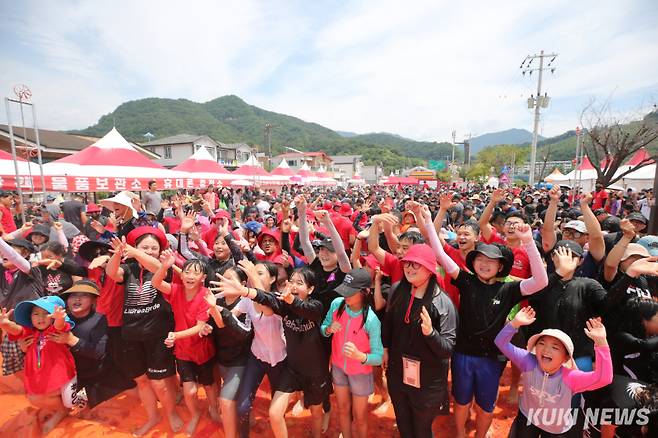 2일 주말을 맞아 강원 화천군 사내면 사창리 일대에서 열리는 화천토마토축제장을 찾은 관광객들이 '황금반지를 찾아라' 행사에 참여해 토마토 속에 숨겨진 금반지를 찾고 있다.