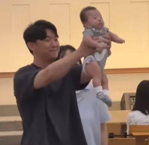 선우의 첫 교회 출석 모습으로 SNS에서 조회수 44만회를 기록했다. SNS 캡처