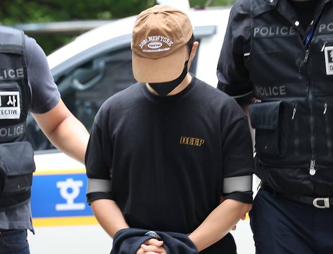 남편의 신체 중요 부위를 절단한 50대 여성의 범행에 가담한 30대 사위가 오늘(2일) 구속 전 피의자 심문(영장실질심사)이 열리는 인천지법에 들어서고 있다. / 사진=연합뉴스