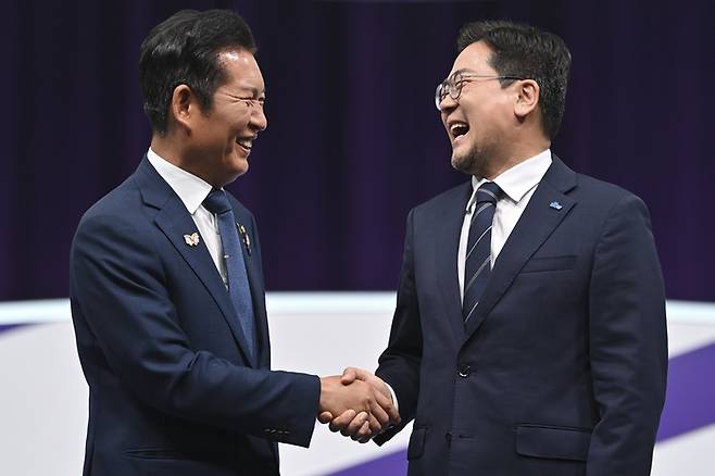 정청래(왼쪽) · 박찬대 더불어민주당 당대표 후보들이 지난 29일 오후 서울 마포구 MBC에서 열린 TV토론회에 참석해 기념촬영을 하고 있다. [국회사진기자단]