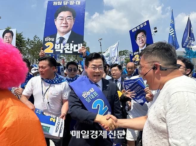 박찬대 더불어민주당 당대표 후보가 2일 일산 킨텍스에서 열리는 더불어민주당 제 2차 임시전국당원대회 참석을 위해 현장을 찾아 지지자들과 인사를 나누고 있다. [구정근 기자]