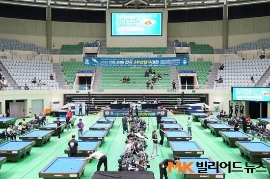 올해 네 번째 전국당구대회인 ‘2025 안동시장배 전국3쿠션당구대회’가 2일 안동실내체육관서 개막했다. 이번 대회에는 전문선수 498명 생활체육선수(동호인) 456명 등 954명이 참가한다.