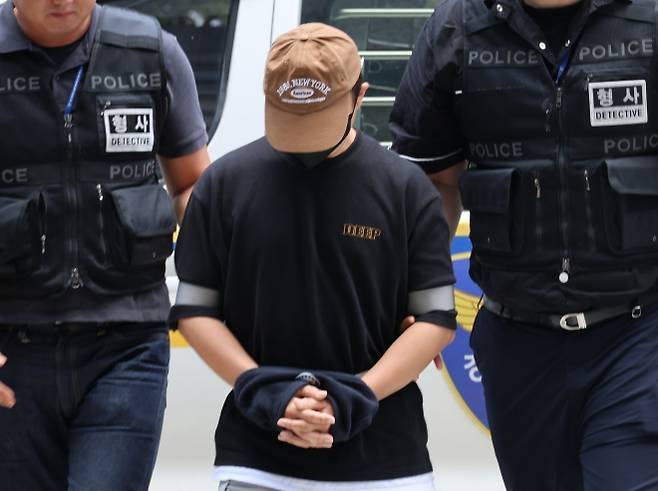 남편의 신체 중요 부위를 절단한 50대 여성의 범행에 가담한 30대 사위가 2일 구속 전 피의자 심문(영장실질심사)이 열리는 인천지법에 들어서고 있다. [사진 = 연합뉴스]