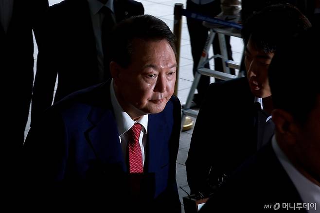 윤석열 전 대통령이 지난 7월 5일 오전 서초구 서울고등검찰청에 마련된 내란특검에서 2차 대면조사를 받기 위해 출석하고 있다./사진=뉴시스(공동취재).