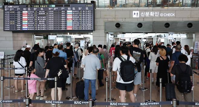 여름 휴가철인 7월29일 김포국제공항에서 여행객들이 탑승 수속을 밟고 있다. /사진=뉴시스