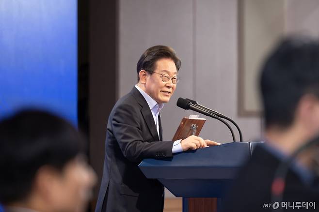 (서울=뉴스1) 이재명 기자 = 이재명 대통령이 31일 서울 종로구 정부서울청사에서 열린 '국민주권시대 공직자의 길' 고위공직자 워크숍에서 '국민주권 정부 국정운영 방향과 고위공직자 자세' 주제로 특강을 하고 있다. (대통령실 제공. 재판매 및 DB금지) 2025.7.31/뉴스1  Copyright (C) 뉴스1. All rights reserved. 무단 전재 및 재배포,  AI학습 이용 금지.