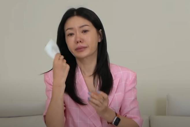 방송인 안선영이 모친의 치매 악화와 믿었던 직원의 횡령 사건으로 인해 작년 힘든 시간을 보냈다고 밝히며 눈물을 보였다. /사진=유튜브 영상 갈무리
