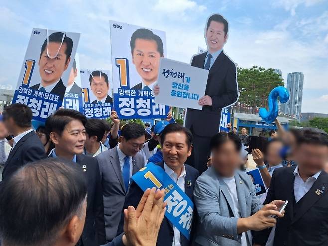 2일 경기 고양시 킨텍스에서 정청래 민주당 대표 후보가 지지자들과 인사를 나누는 모습. /사진=김지은 기자
