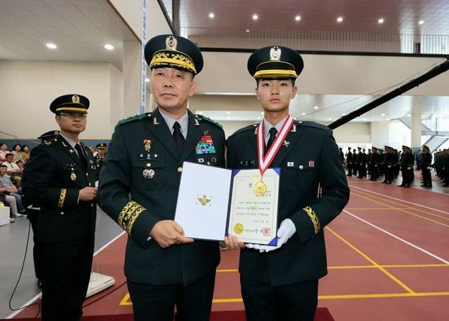 1일 전북 익산 육군부사관학교에서 열린 ‘2025-2기 민간·장기복무·현역·예비역과정 육군 부사관 임관식’에서 김진철(소장) 교육사령관 직무대리가 국방부장관상을 수상한 정민규 하사에게 상장을 수여한 후 기념촬영 하고 있다. 육군 제공