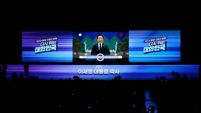 영상 축사하는 이재명 대통령  : 2일 경기 고양 킨텍스에서 열린 더불어민주당 제2차 임시전국당원대회에서 이재명 대통령의 축사 영상이 송출되고 있다. 뉴시스