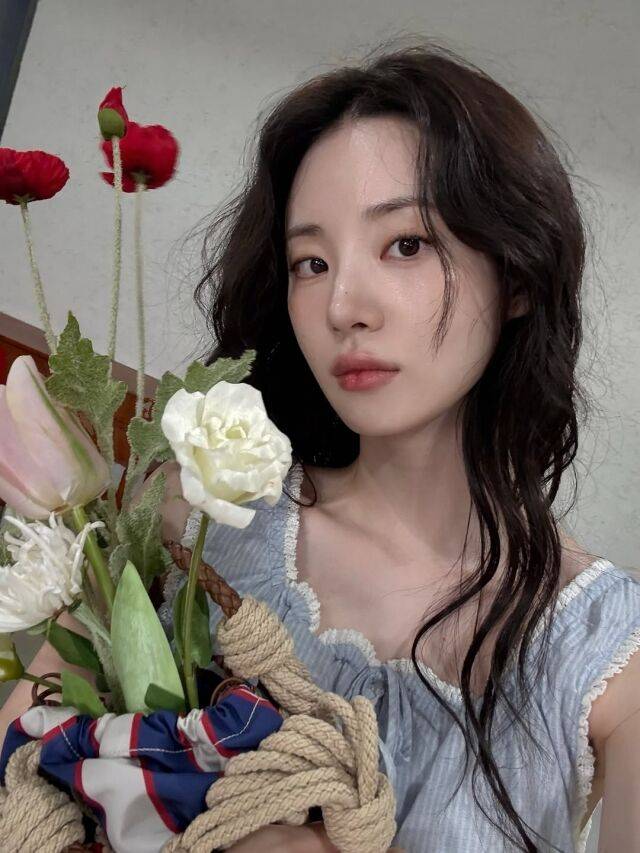 꽃다발을 든 배우 신시아./신시아 소셜미디어