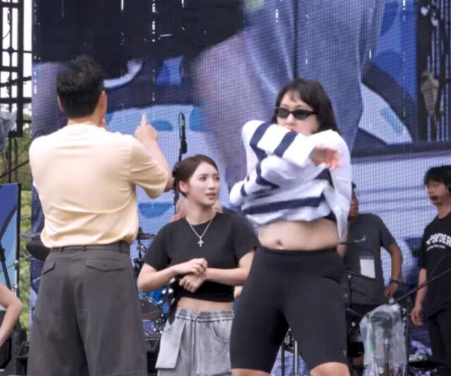 이수지가 싸이 콘서트 리허설에서 진심을 다해 임하고 있다. / 유튜브 'Behind the 러브버그쇼'