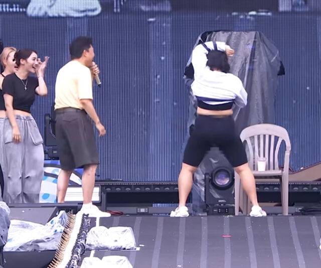 이수지가 상의를 탈의하더니 뒤돌아서 섹시 댄스를 선보였다. / 유튜브 'Behind the 러브버그쇼'