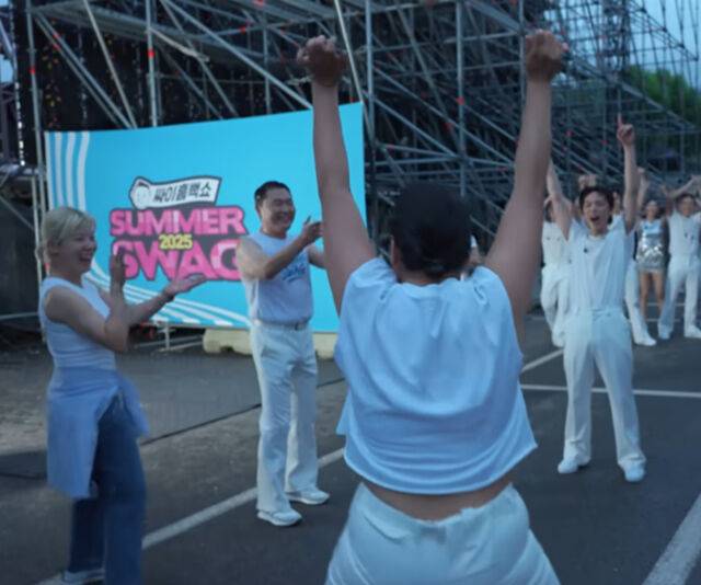 무대를 마치고 내려온 싸이와 이수지는 댄서들에게 많은 환호를 받았다. / 유튜브 'Behind the 러브버그쇼'