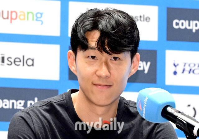 2일 오전 서울 여의도 IFC에서 '2025 쿠팡플레이 시리즈, 토트넘 홋스퍼 FC 기자회견'이 열렸다. 토트넘 손흥민이 이적을 발표하고 있다./유진형 기자