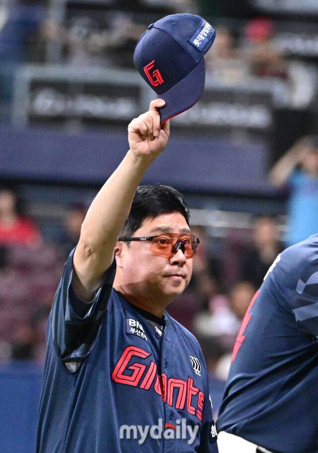 2025년 7월 23일 오후 서울 고척스카이돔에서 열린 '2025 신한 SOL뱅크 KBO 리그' 롯데 자이언츠와 키움 히어로즈의 경기. 롯데 김태형 감독이 4-1로 승리한 뒤 기뻐하고 있다./마이데일리