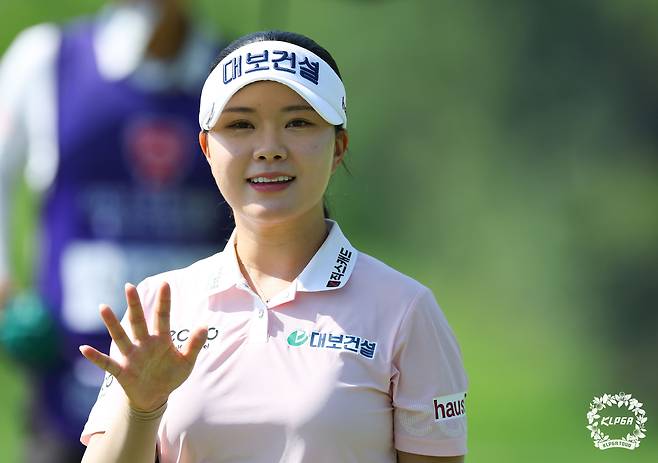 14번 홀에서 버디를 잡은 후 미소짓고 있는 서어진. [사진=KLPGA]