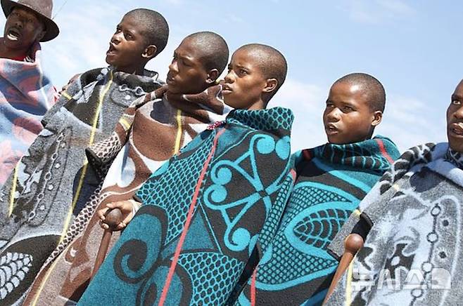 [뉴시스] 매년 열리는 이 의식은 ‘울왈루코(Ulwaluko)’로 알려져 있으며, 주로 코사(Xhosa)족에 의해 수행된다. 이 전통 의례는 소년기에서 성인 남성으로의 이행을 상징한다. (출처=데일리메일)