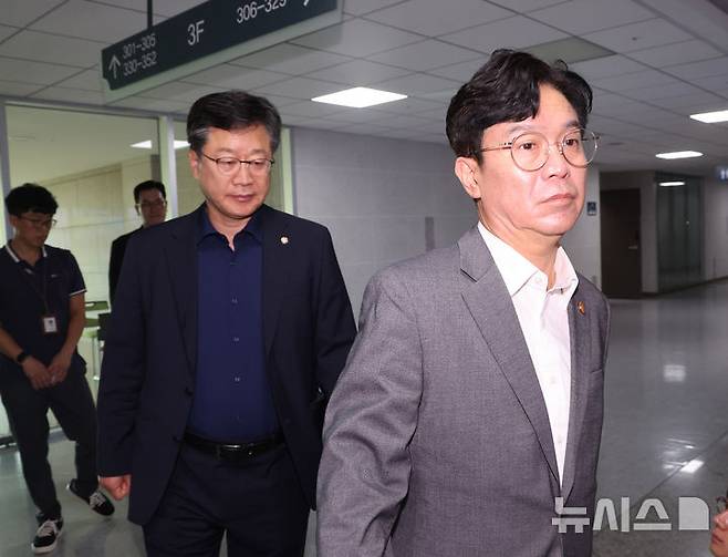 [서울=뉴시스] 김명년 기자 = 김영훈(오른쪽) 고용노동부 장관과 안호영 국회 환경노동위원장이 28일 오전 서울 여의도 국회에서 열린 노란봉투법 관련 더불어민주당-고용노동부 간담회에 입장하고 있다. 2025.07.28. kmn@newsis.com