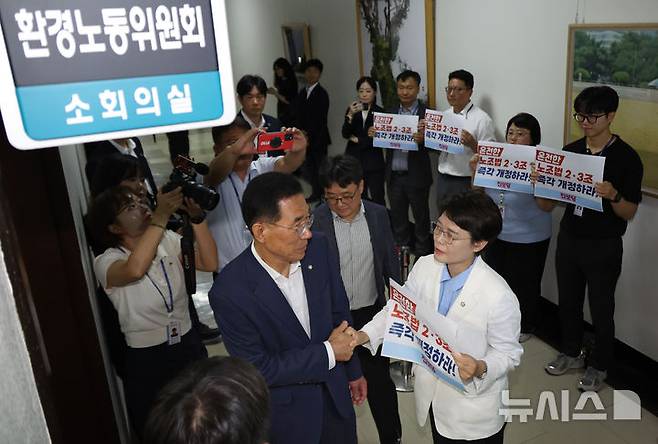 [서울=뉴시스] 김금보 기자 = 전종덕(오른쪽) 진보당 의원이 28일 서울 여의도 국회에서 환경노동위원회 고용노동법안심사소위원회에 참석하는 김주영 소위원장에게 노조법 2·3조 개정을 촉구하고 있다. 2025.07.28. kgb@newsis.com