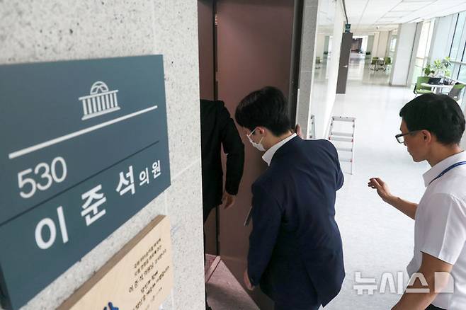 [서울=뉴시스] 조성봉 기자 = 김건희 특검이 이준석 개혁신당 대표 의원실 및 자택에 대한 압수수색에 나선 28일 오전 서울 여의도 국회 의원회관 이준석 의원실로 특검팀이 들어가고 있다. 2025.07.28. suncho21@newsis.com