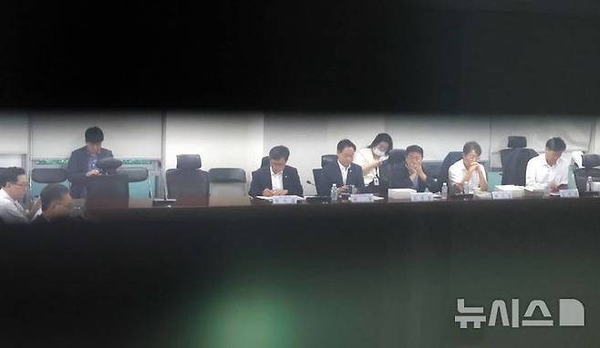 [서울=뉴시스] 조성봉 기자 = 이형일(왼쪽 두번째)기획재정부 1차관과 허영(오른쪽 네번째) 더불어민주당 정책수석부대표 등이 29일 오전 서울 여의도 국회에서 열린 당정협의에서 배당소득 분리과세 등 세제개편 논의를 하고 있다. 2025.07.29. suncho21@newsis.com