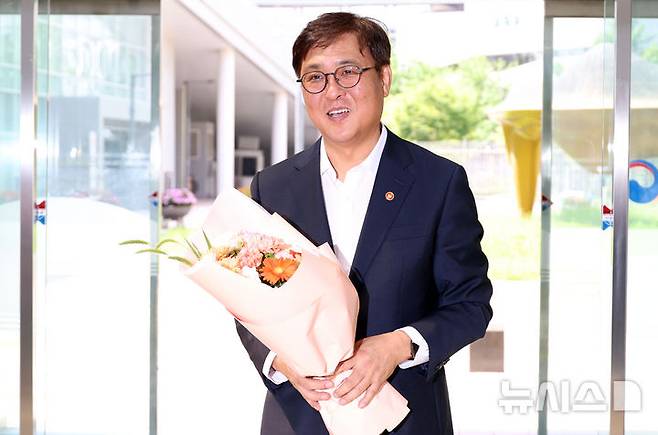 [세종=뉴시스] 강종민 기자 = 최휘영 문화체육관광부 장관이 31일 세종시 정부세종청사에 첫 출근하며 꽃다발을 받고 있다. 2025.07.31. ppkjm@newsis.com
