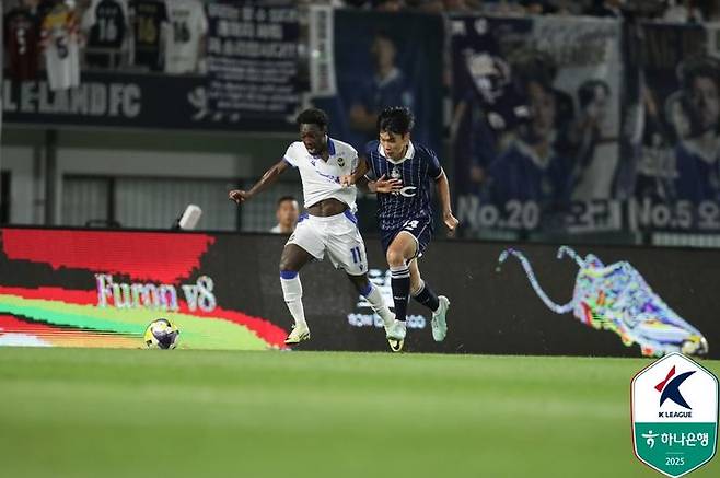 [서울=뉴시스] 프로축구 K리그2 인천 유나이티드의 제르소, 서울 이랜드의 김하준. (사진=한국프로축구연맹 제공) *재판매 및 DB 금지