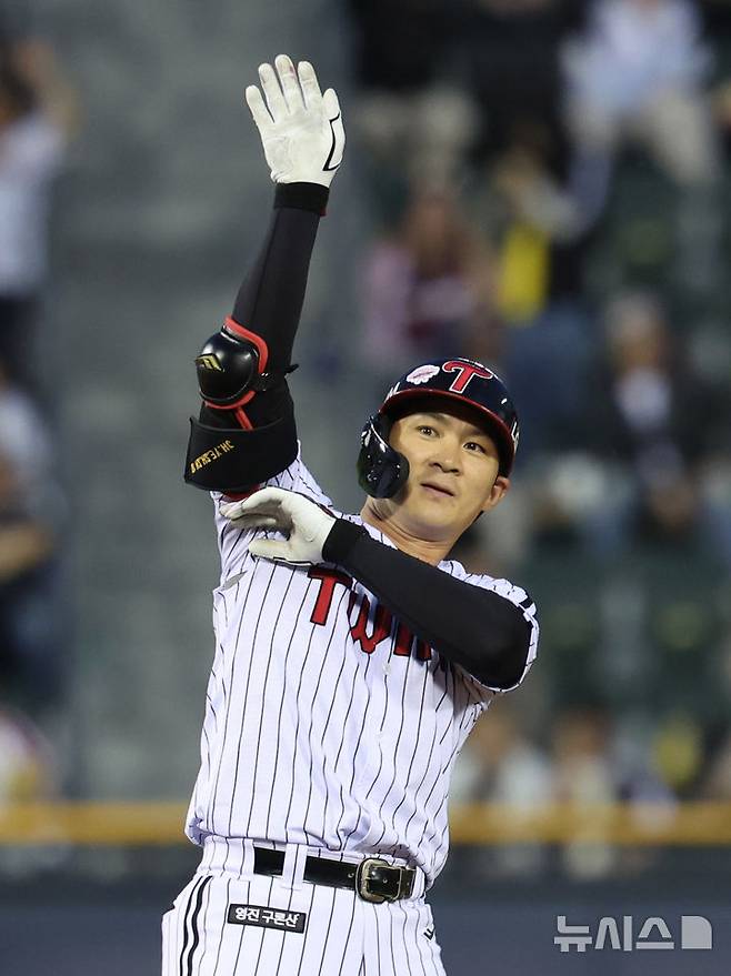 [서울=뉴시스] 조수정 기자 = 14일 서울 송파구 잠실야구장에서 열린 2025 KBO리그 LG 트윈스와 키움 히어로즈 경기, 3회말 1사 1,2루 LG 오지환이 1타점 2루타를 날린뒤 세리머니 하고 있다. 2025.05.14. chocrystal@newsis.com