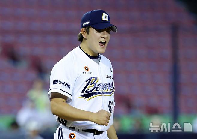 [서울=뉴시스] 홍효식 기자 = 15일 서울 송파구 잠실야구장에서 열린 2025 KBO리그 키움 히어로즈와 두산 베어스의 경기, 9회초 2사 1루 키움 김건희를 삼진 아웃시켜 이닝을 끝낸 두산 마무리 투수 김택연이 포효하고 있다. 2025.06.15. yesphoto@newsis.com