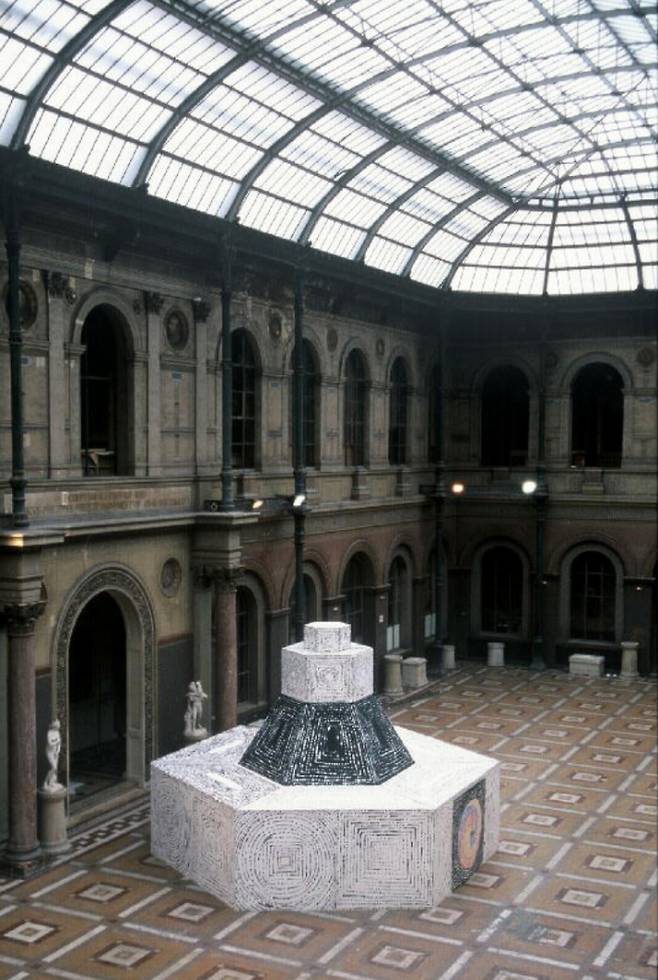 남궁환, 'Palais du Souffle - Transmigration', ink, phorsphorescent pigment on canvas & wood panel, lighting, 650x650x600cm(2002). 파리국립고등미술학교 본관 전시. 남궁환 작가 제공.