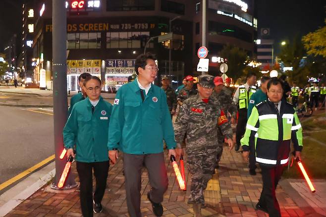 원강수 원주시장이 자율방범 합동순찰대와 합동순찰을 진행하는 모습. 원주시 제공