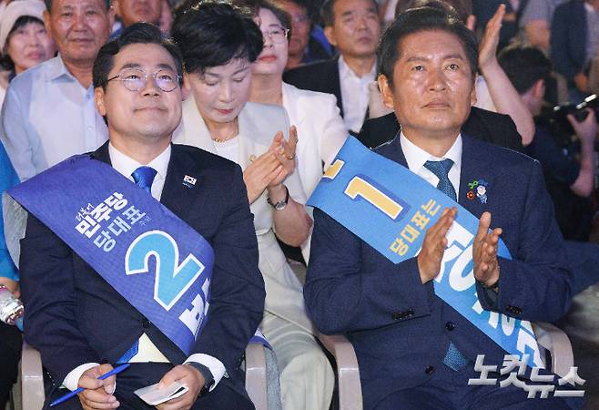 박찬대·정청래 더불어민주당 대표 후보가 2일 오후 경기 고양시 킨텍스에서 열린 제2차 임시전국당원대회에서 개표 결과를 지켜보고 있다. 황진환 기자