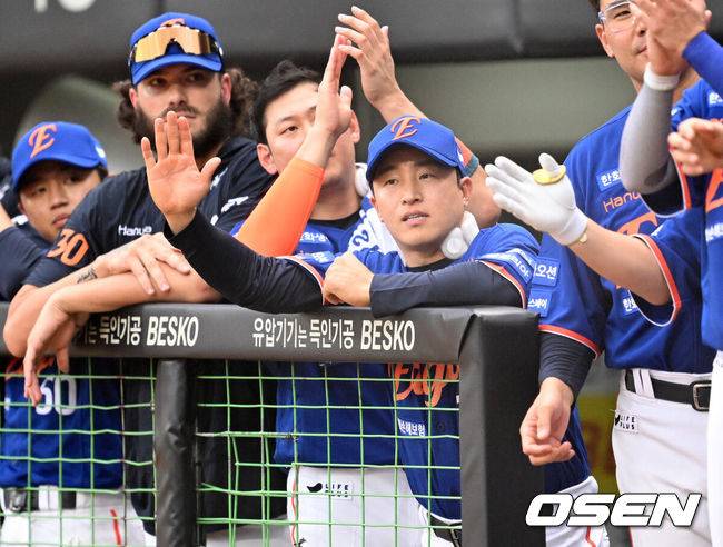 [OSEN=광주, 이대선 기자] 1일 오후 광주-기아 챔피언스필드에서 2025 신한 SOL Bank KBO리그 KIA 타이거즈와 한화 이글스의 경기가 열렸다.KIA는 이의리, 한화는 류현진을 선발 투수로 내세웠다.1회초 2사 2,3루에서 한화 문현빈의 우중간 2타점 적시 2루타 때 손아섭이 더그아웃에서 환호하고 있다. 2025.08.01 /sunday@osen.co.kr