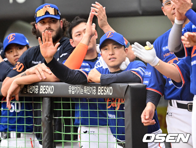 [OSEN=광주, 이대선 기자] 1일 오후 광주-기아 챔피언스필드에서 2025 신한 SOL Bank KBO리그 KIA 타이거즈와 한화 이글스의 경기가 열렸다.KIA는 이의리, 한화는 류현진을 선발 투수로 내세웠다.1회초 2사 2,3루에서 한화 문현빈의 우중간 2타점 적시 2루타 때 손아섭이 더그아웃에서 환호하고 있다. 2025.08.01 /sunday@osen.co.kr